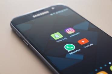 EU’s New GDPR Laws, Facebook Updates to Advertising Policies, WhatsApp Hits 450 Million Stories Users, and More Social Media News